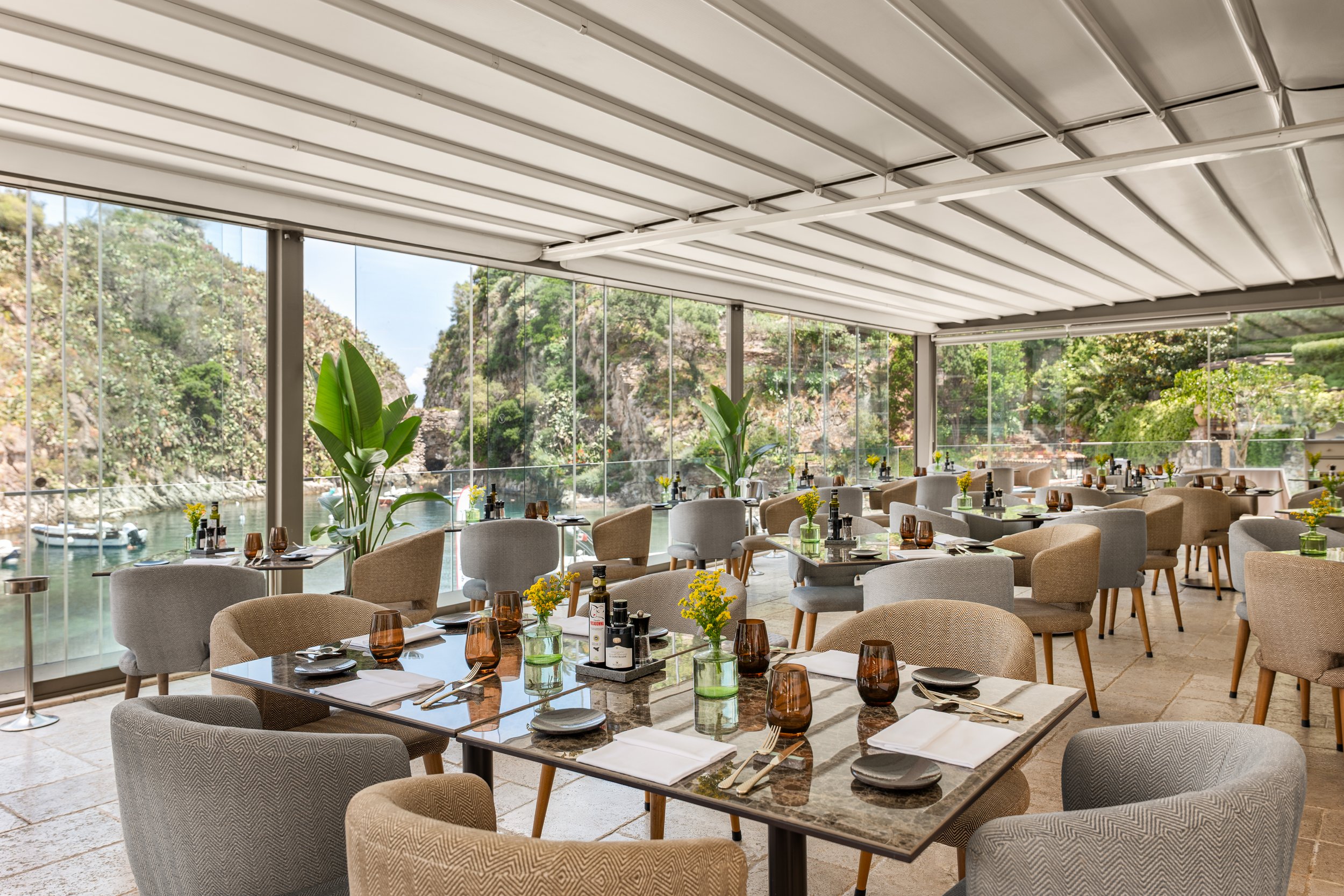 VRetreats Atlantis Bay Nui restaurant interior photographer London